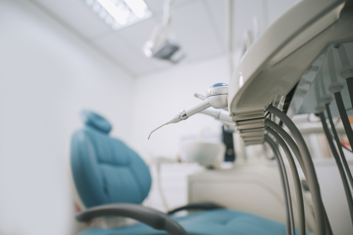 fotel stomatologiczny z sprzętem do stomatologi